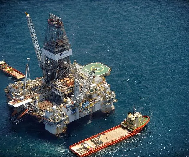 Offshore drilling rig with supply vessel