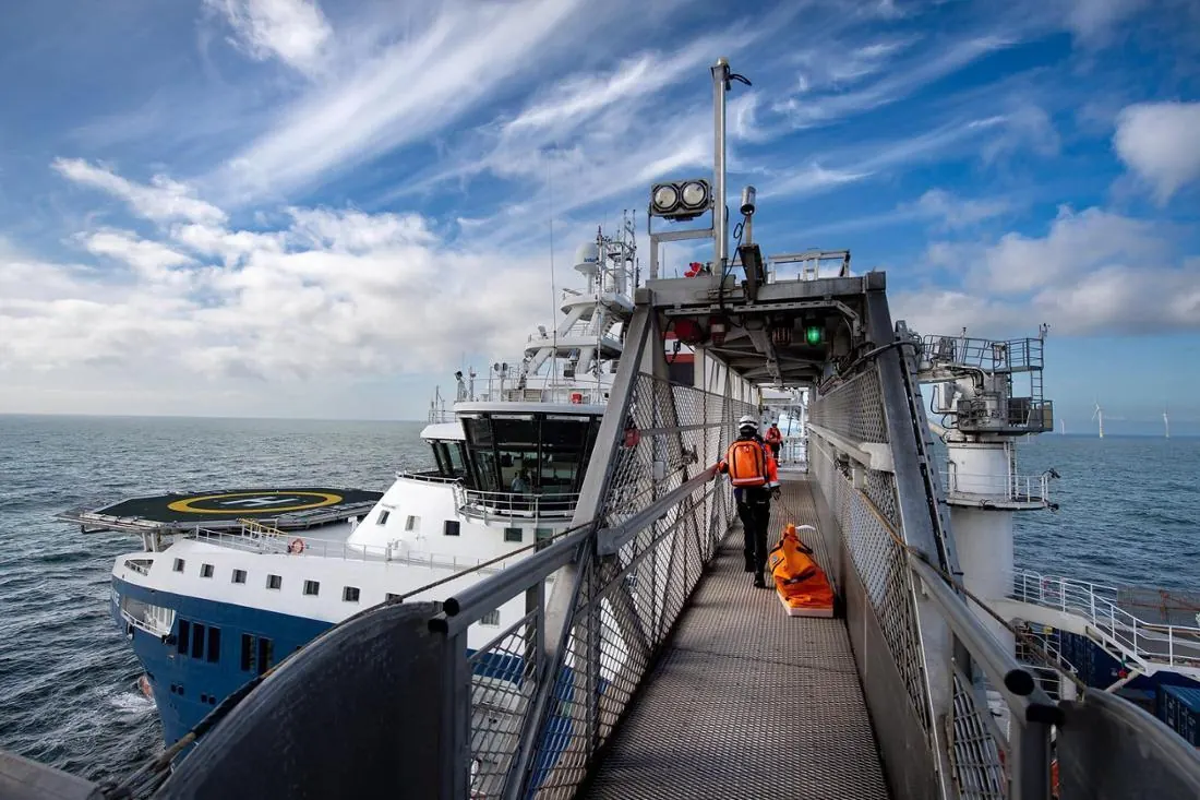 Walk-to-work gangway from a service vessel