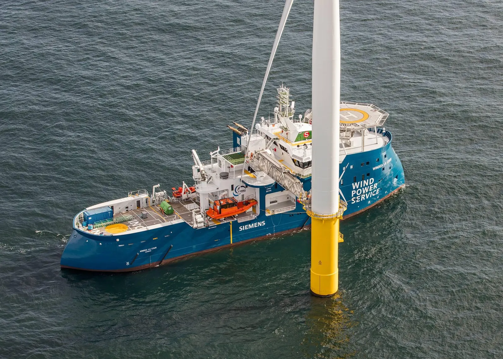 Service vessel at an offshore wind turbine